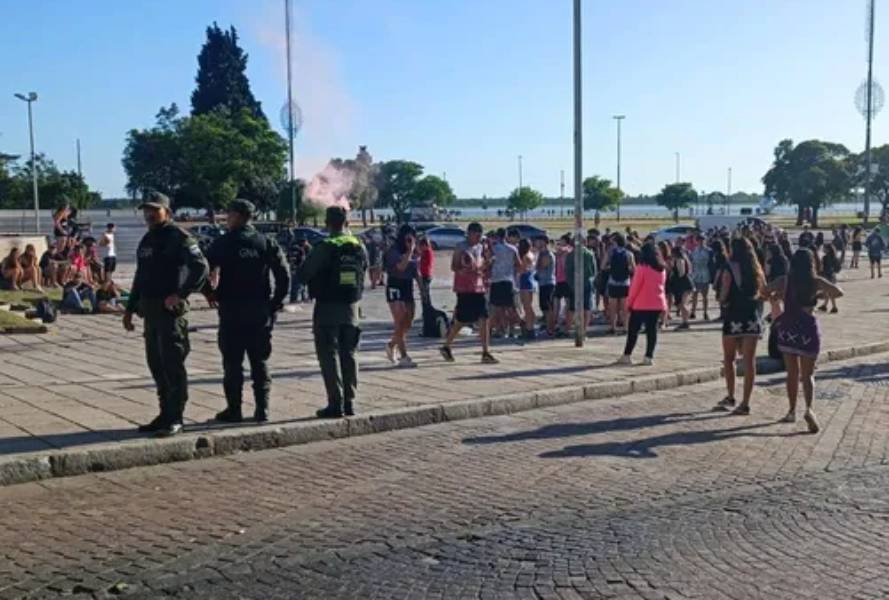 Adiós, escuela: estudiantes de 4to año de Funes festejaron con su tradicional "Banderazo"